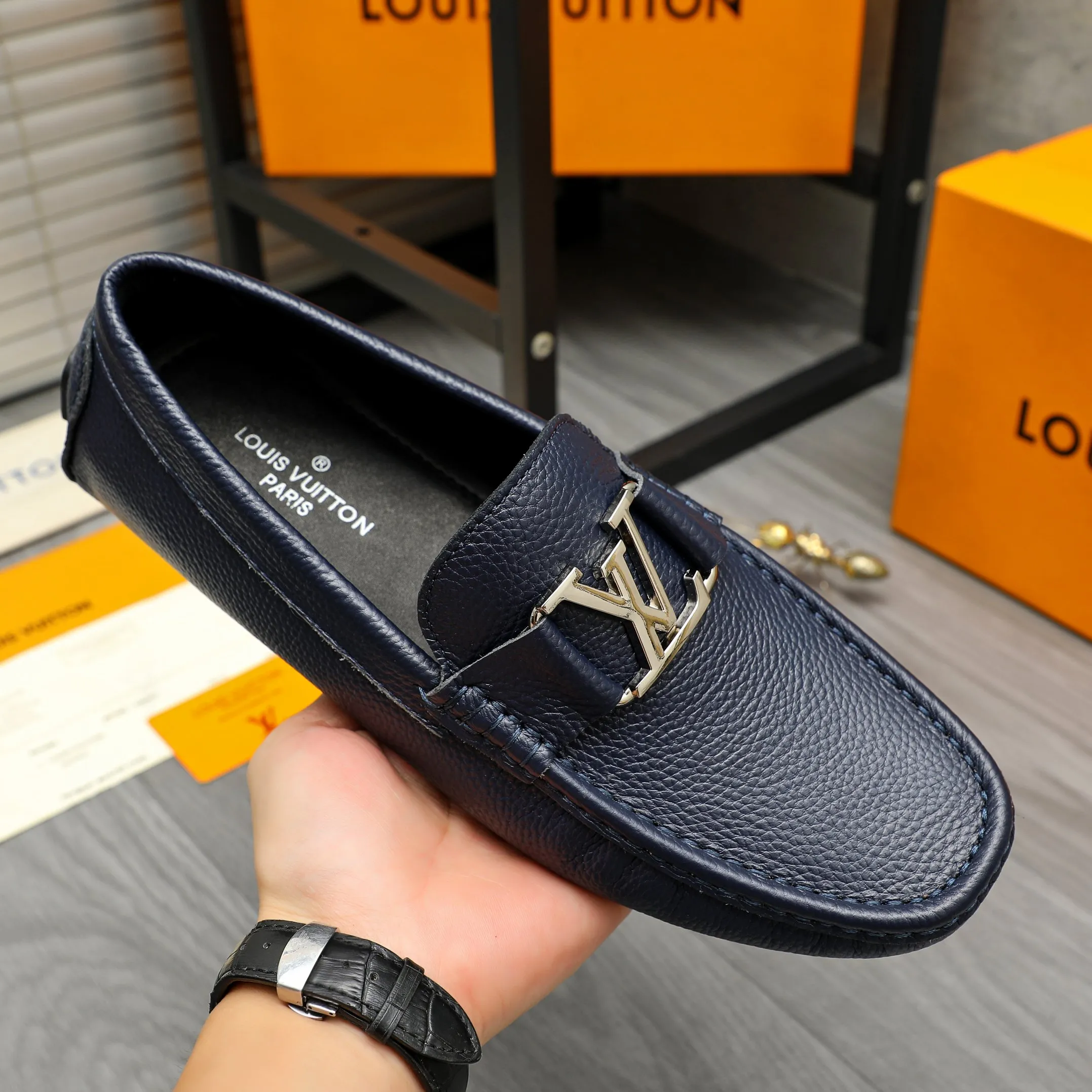 Men's shoes 💰420 Product trademark: LV "Louis Vuitton" casual slip-on shoes Regular size: 38-46 (45.46 custom-made, non-returnable) Product materials: Selected pebbled cowhide upper, sheepskin lining, original rubber outsole